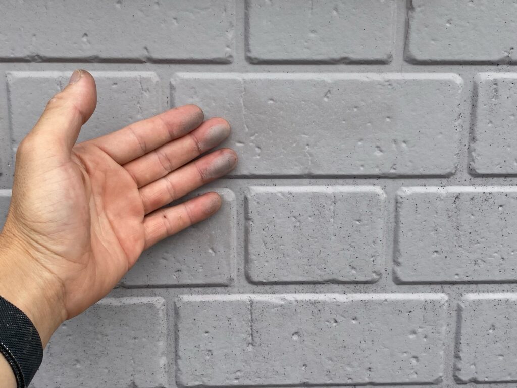 外壁チョーキングが発生しています。