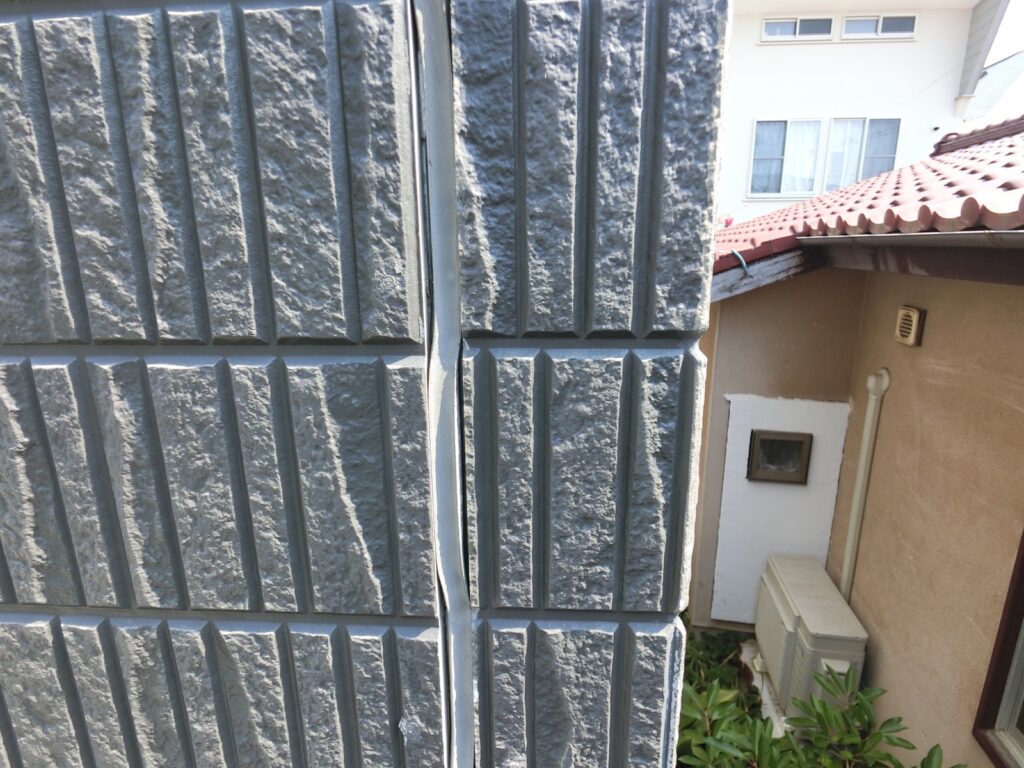 外壁コーキング劣化しています。