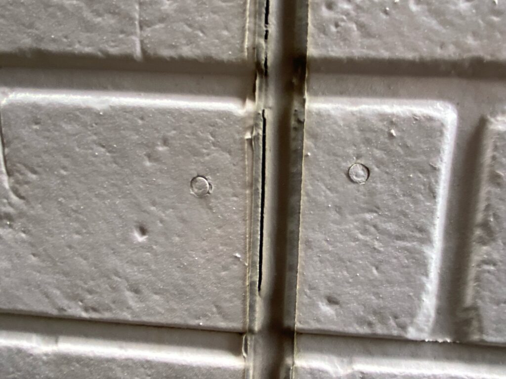 外壁コーキング劣化しています。