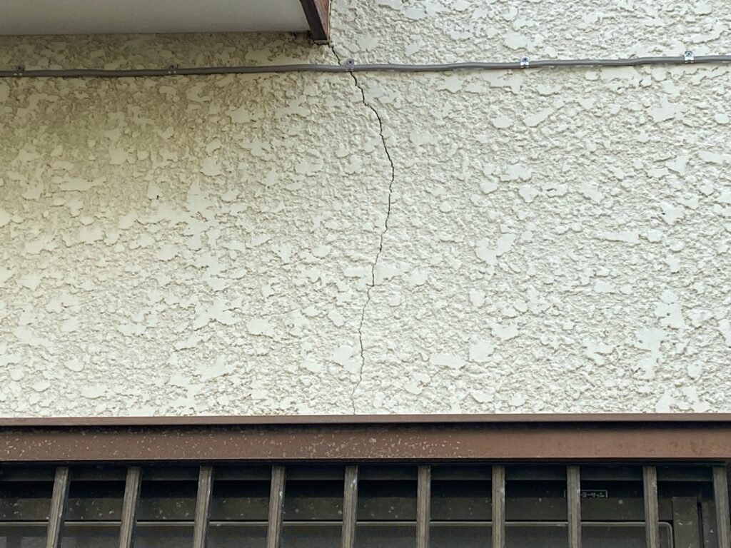 外壁クラックが発生しています。