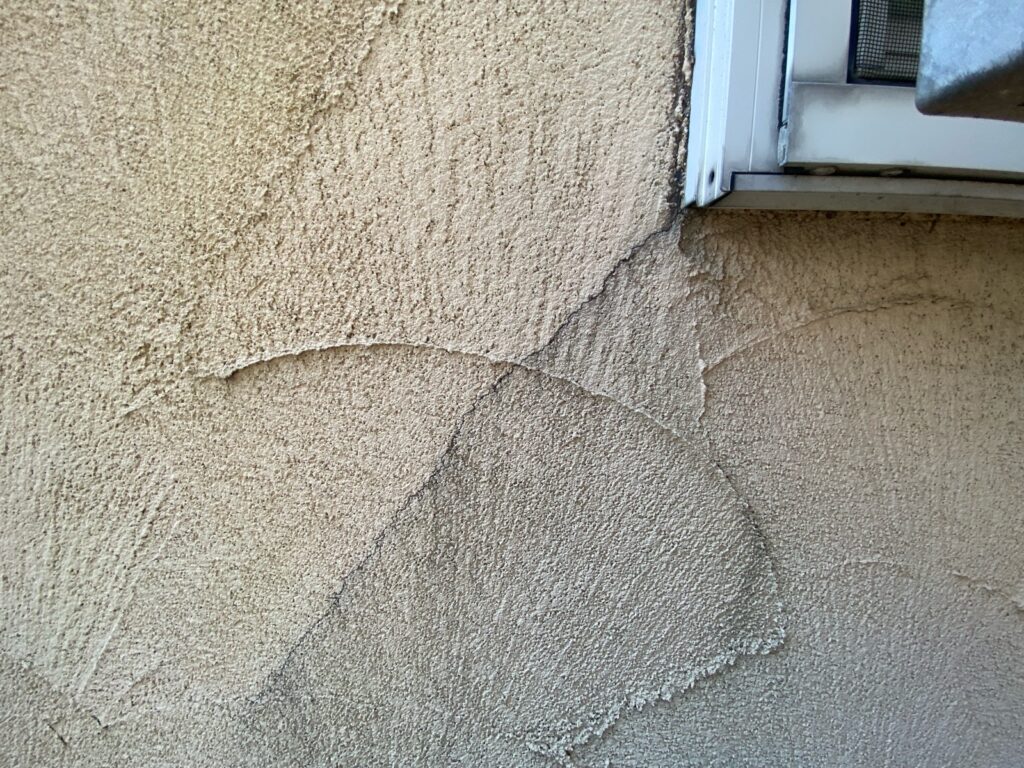 外壁クラックが発生しています。