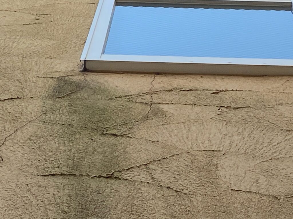 外壁クラックが発生しています。