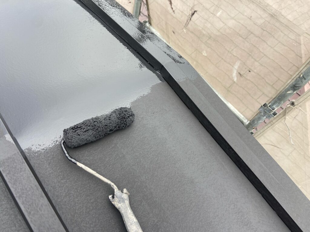屋根上塗り一回目。
