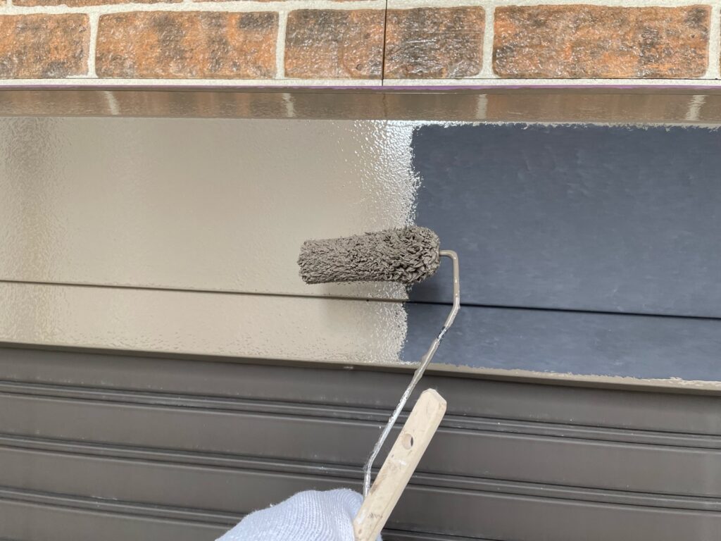 シャッターBOX上塗り一回目。