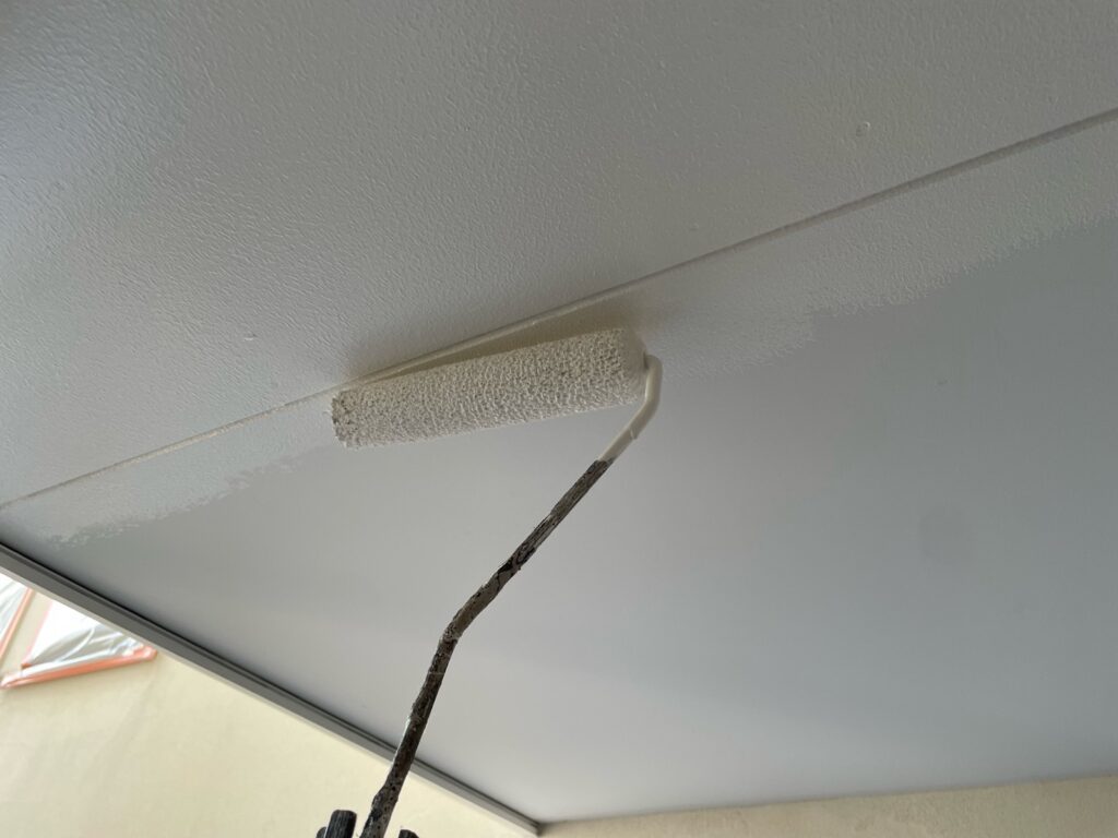 軒天上塗り一回目。