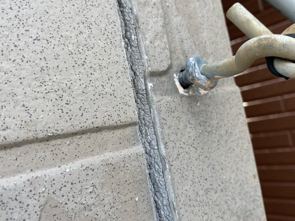 外壁コーキング劣化しています。