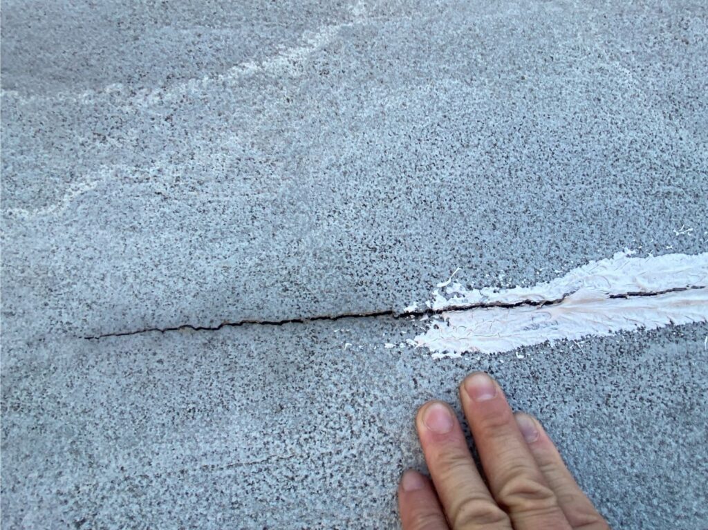 屋上バルコニークラックが発生しています。