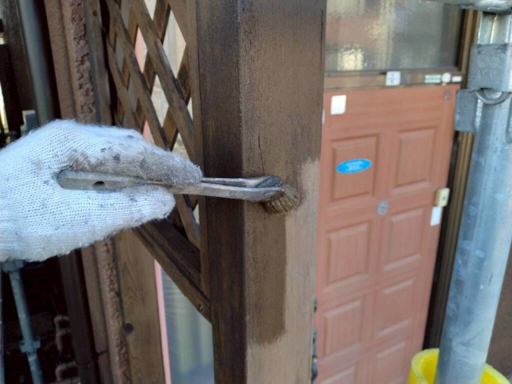 フェンス上塗り一回目。