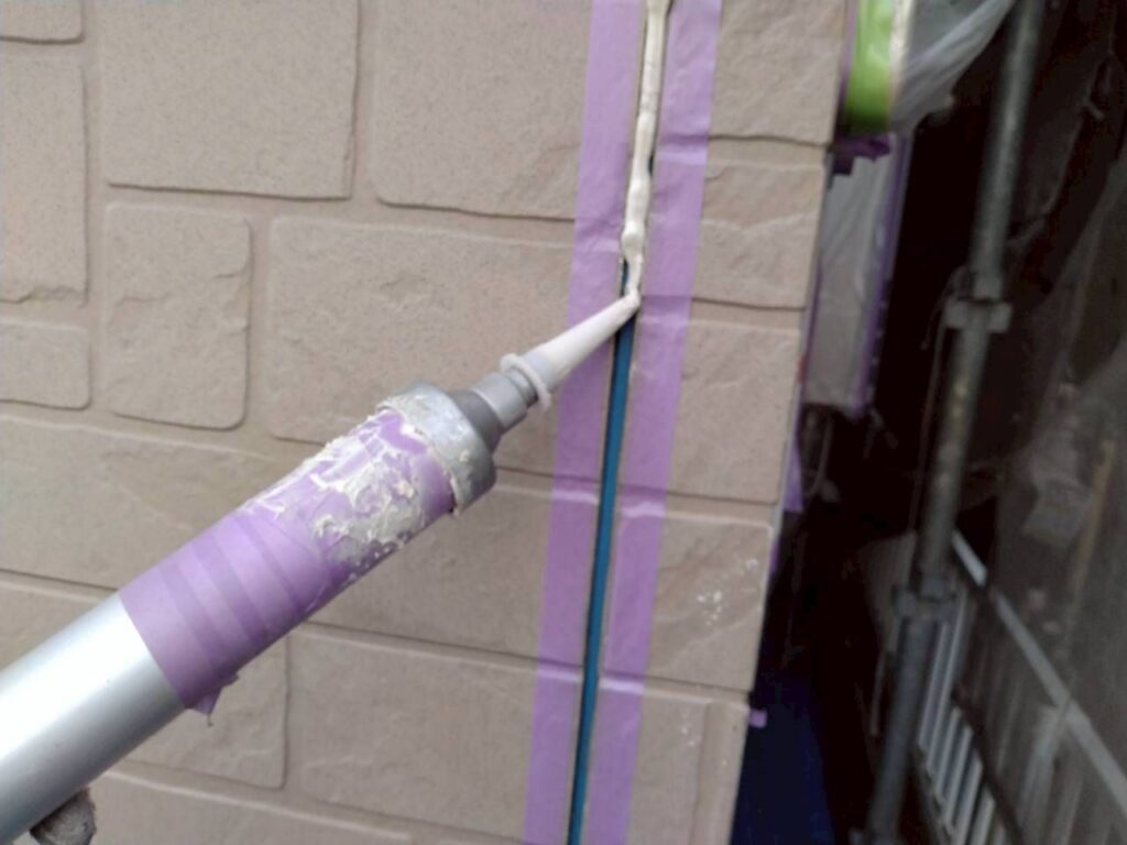 外壁コーキング打設。