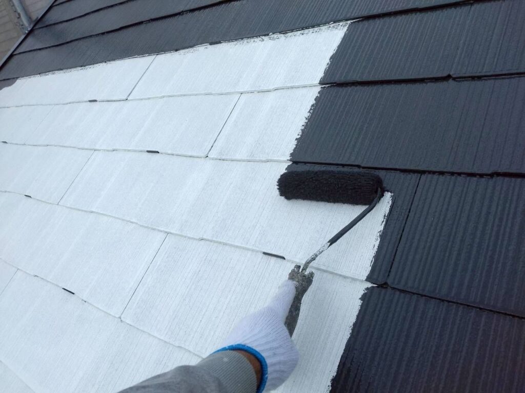 屋根上塗り一回目。