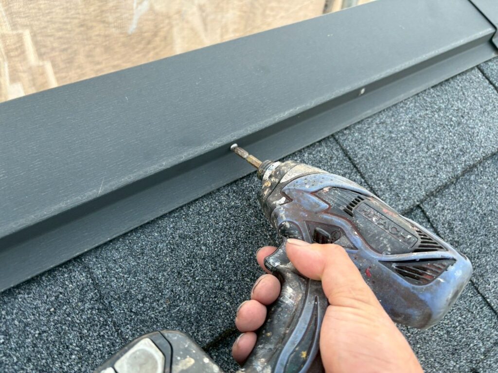 屋根板金補修。