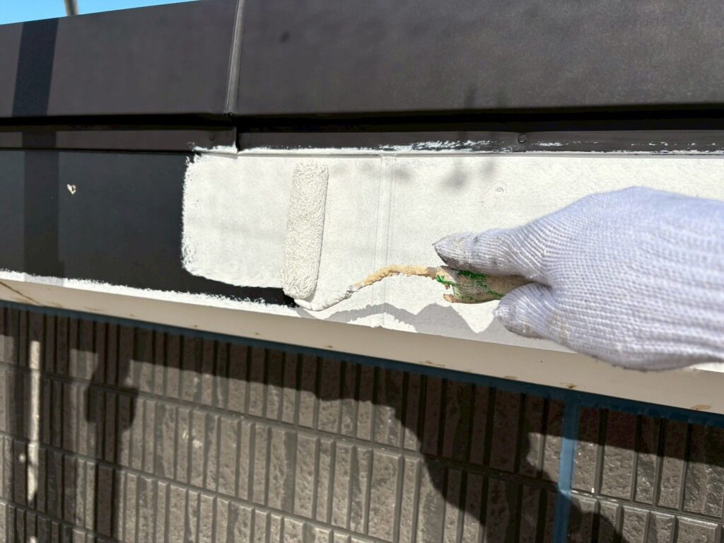 破風上塗り一回目。