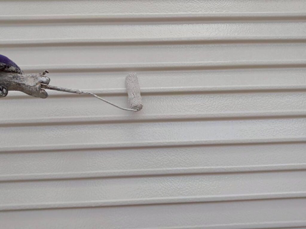 雨戸上塗り一回目。