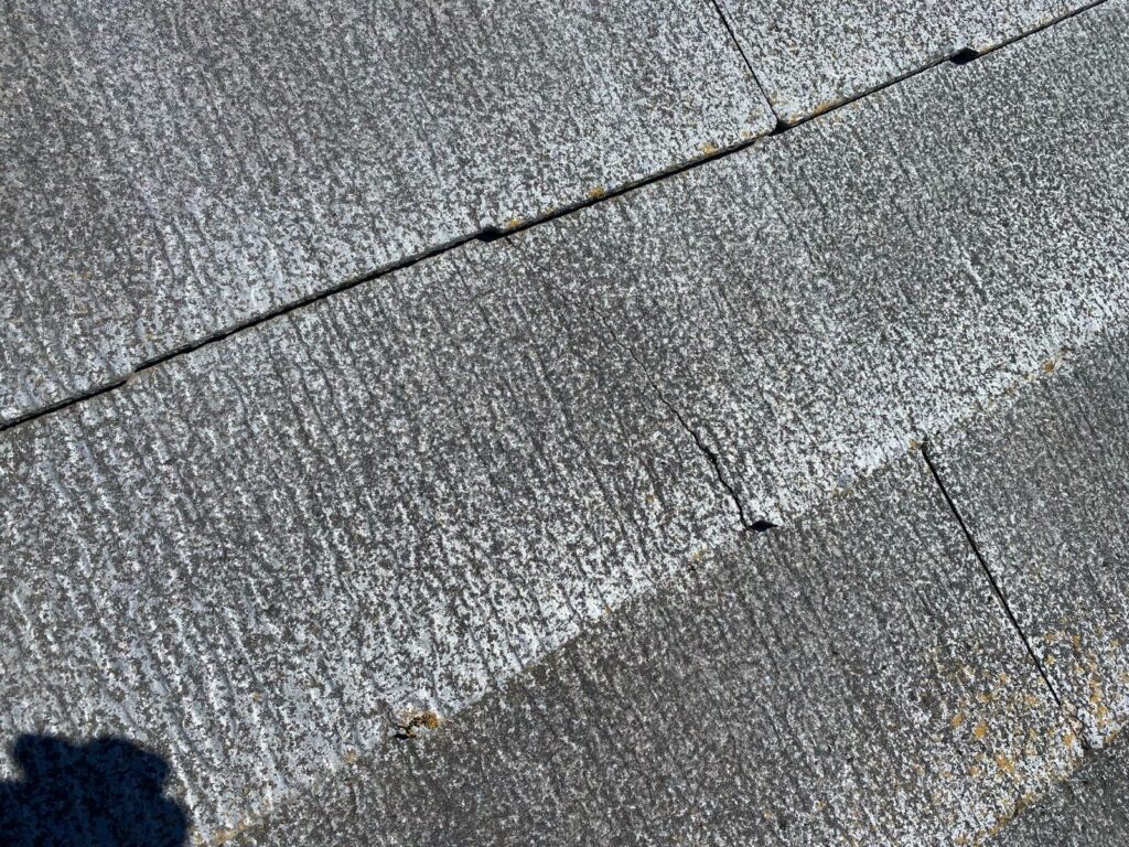 屋根クラックが発生しています。