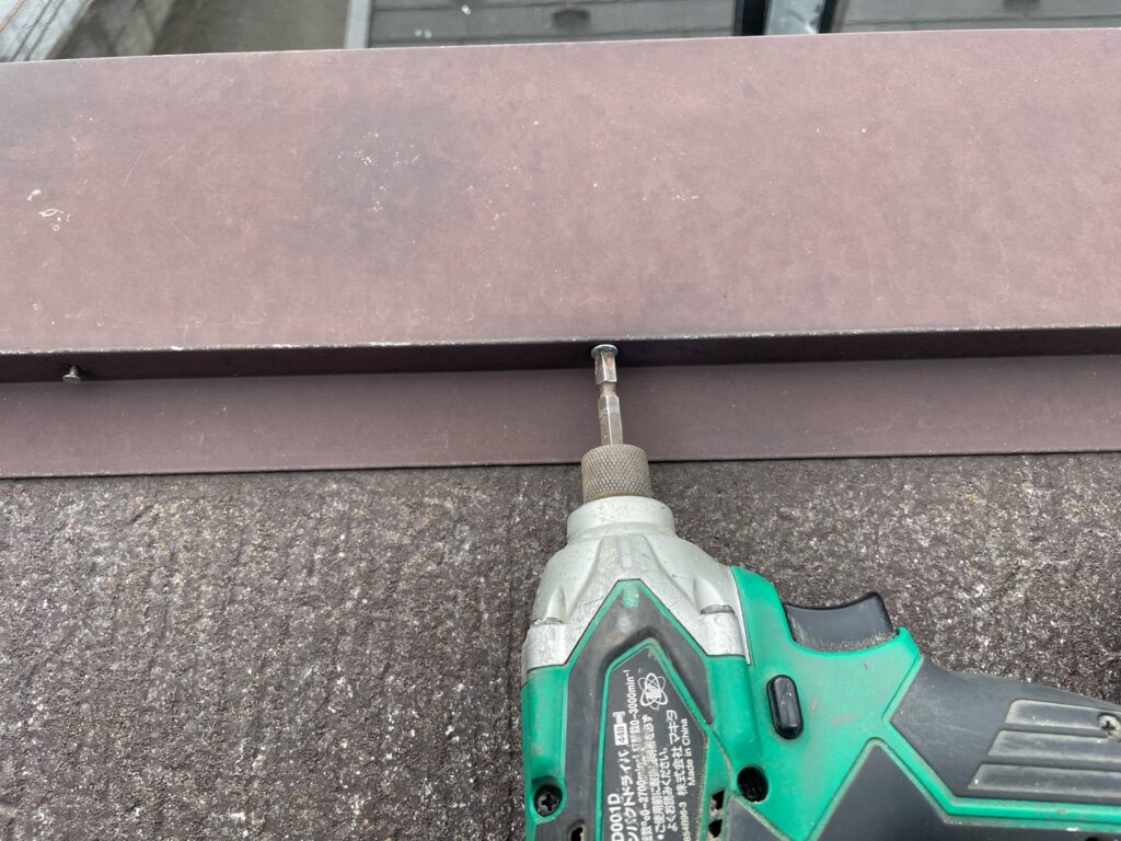 屋根板金補修。