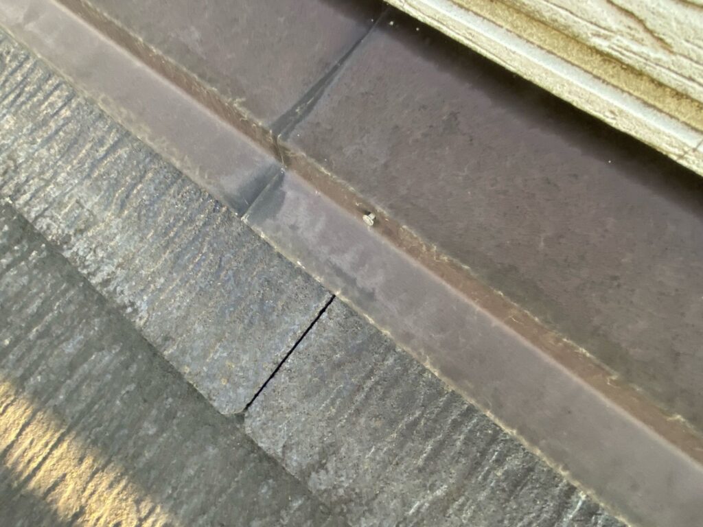 屋根釘が浮いています。