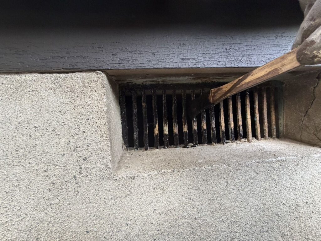 基礎通気口下塗り。