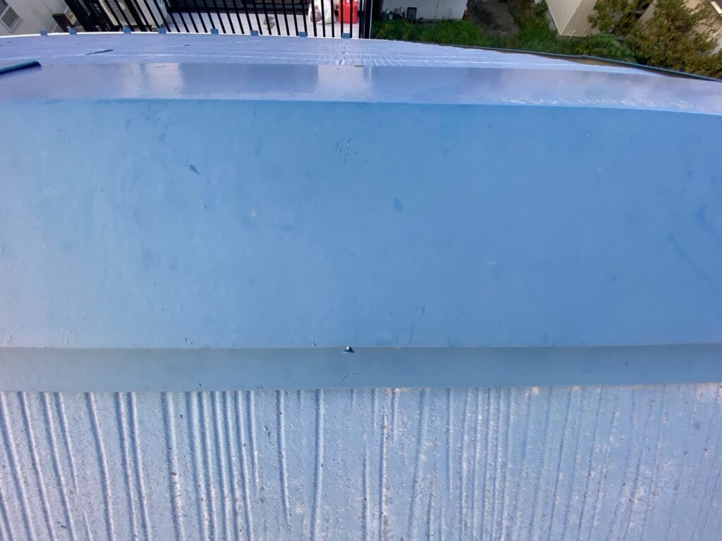 屋根板金釘が浮いています。