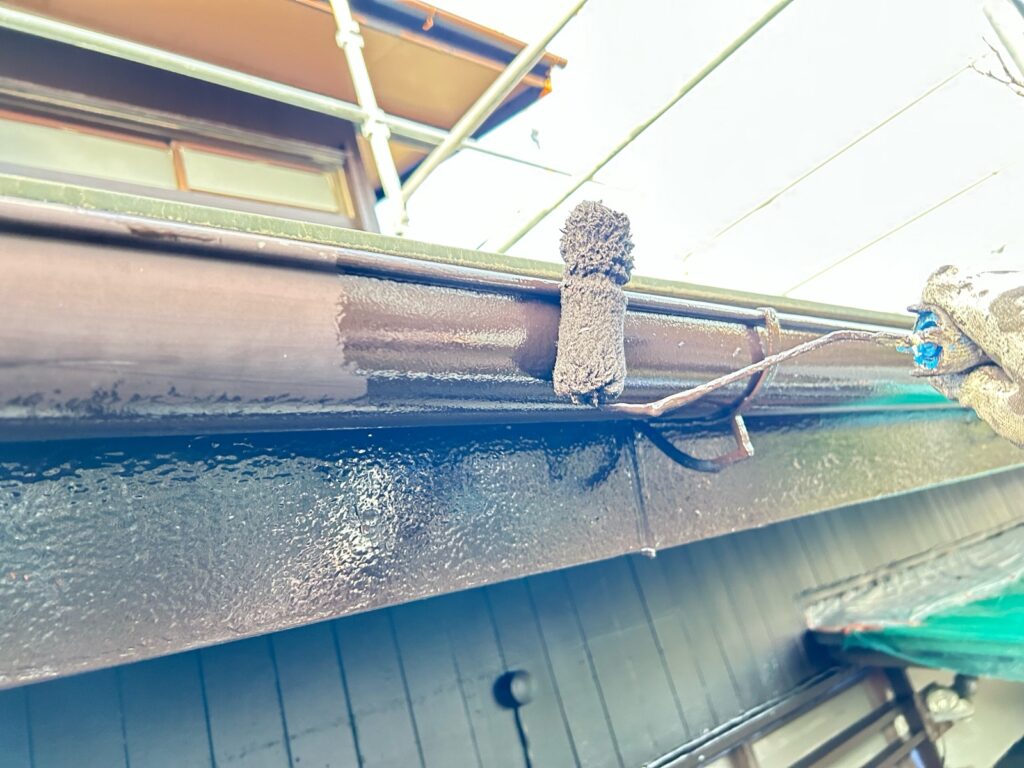 雨樋上塗り一回目。
