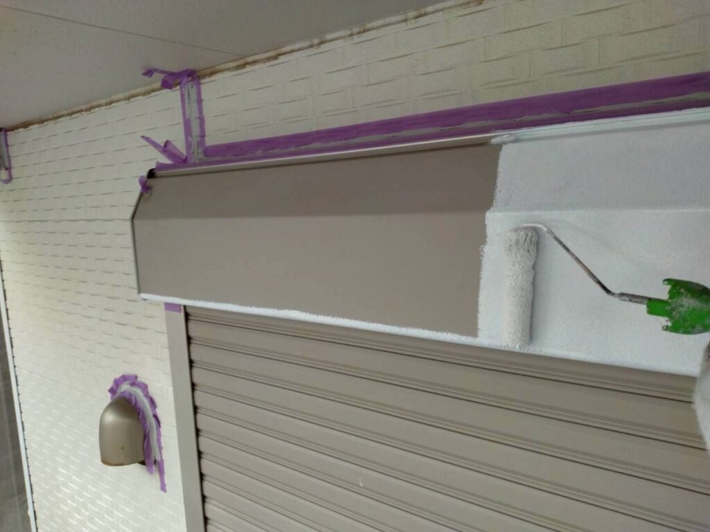 シャッターBOX下塗り。